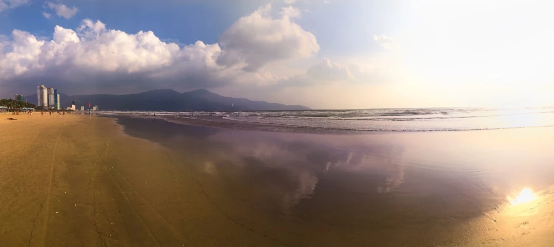 Bãi biển Mỹ Khê Đà Nẵng với cát trắng và nước biển trong xanh.