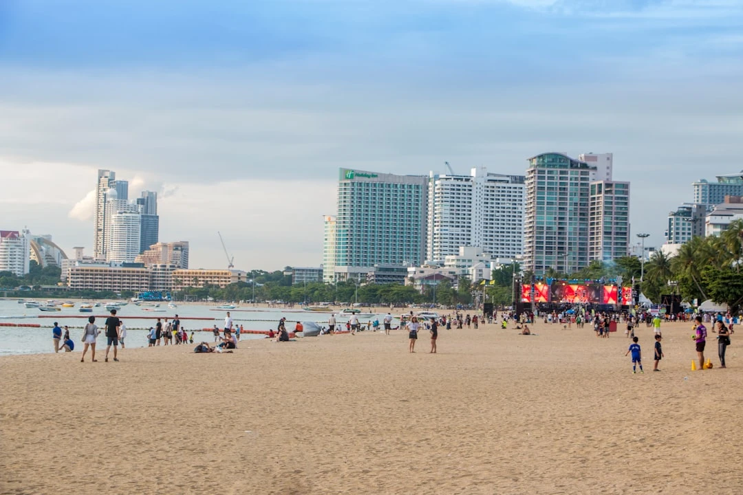 Bãi biển Pattaya đẹp nguyên sơ với nước xanh ngắt, cơ sở hạ tầng du lịch hiện đại