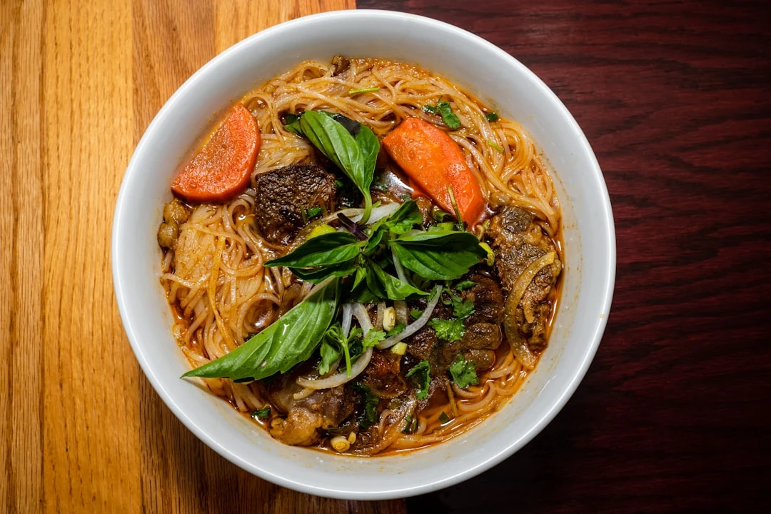Bún bò Huế, ẩm thực bản địa miền trung, sản phẩm du lịch ẩm thực
