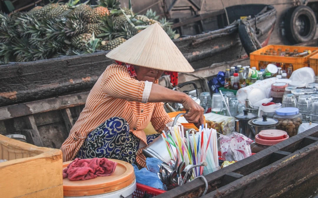 Chợ nổi Cái Răng Cần Thơ buổi sáng sớm với thuyền nông dân bán trái cây tươi