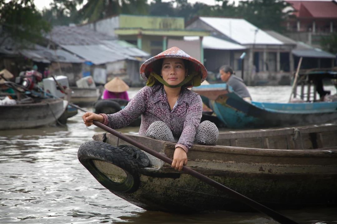 chợ nổi Cái Răng tại Cần Thơ, nơi có nhiều ghe thuyền, trái cây đầy màu sắc