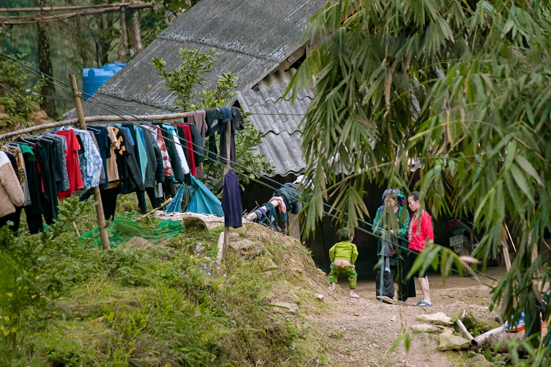 Chuẩn bị hành lý du lịch miền bắc cuối năm với quần áo ấm và giày trekking chất lượng
