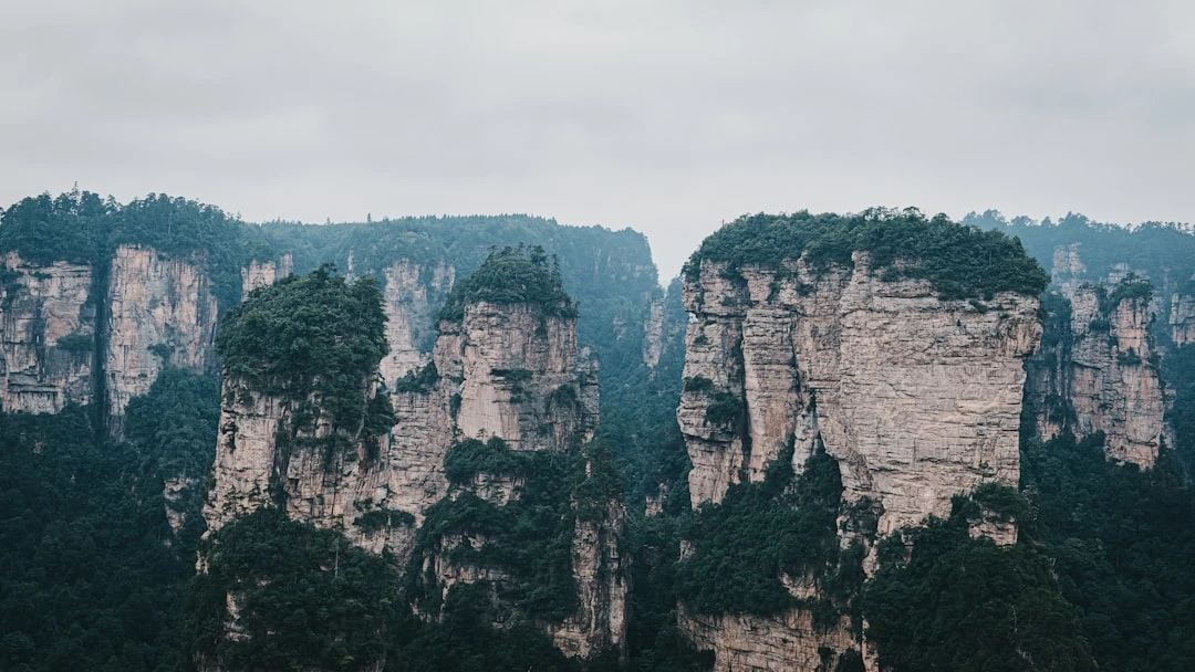 Cột đá sa thạch Avatar Hallelujah Mountain tại khu du lịch Zhangjiajie Trung Quốc