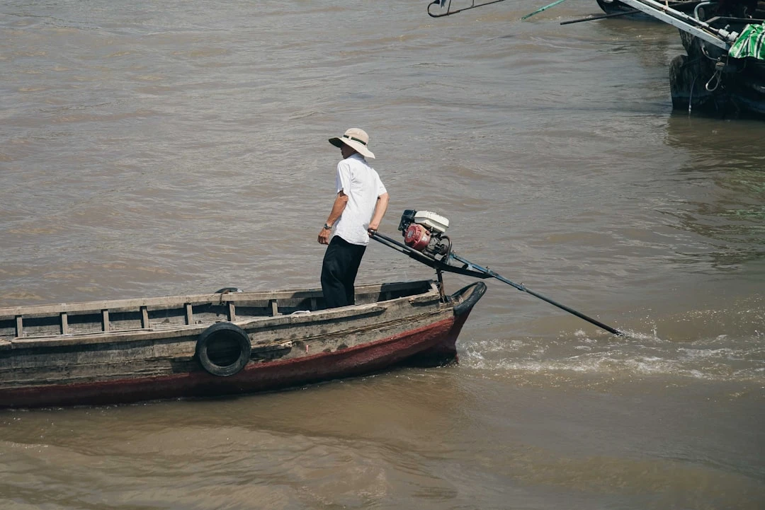 Di chuyển bằng thuyền tại miền Tây.