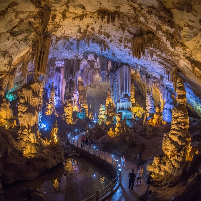 Động Thiên Cung nổi bật với nhũ đá tại Vịnh Hạ Long.