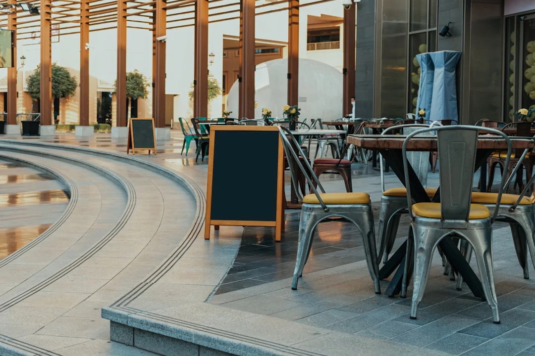 Ghi chú mẹo vặt du lịch Dubai trong quán cà phê