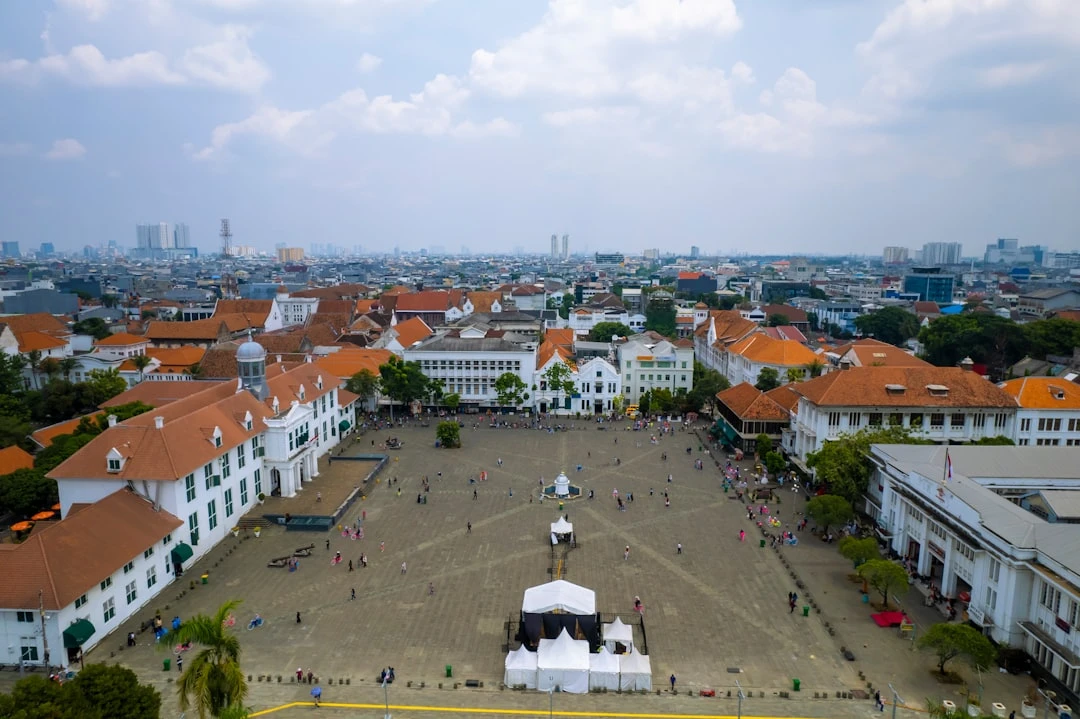 Khám phá văn hóa qua kiến trúc cổ tại Jakarta.