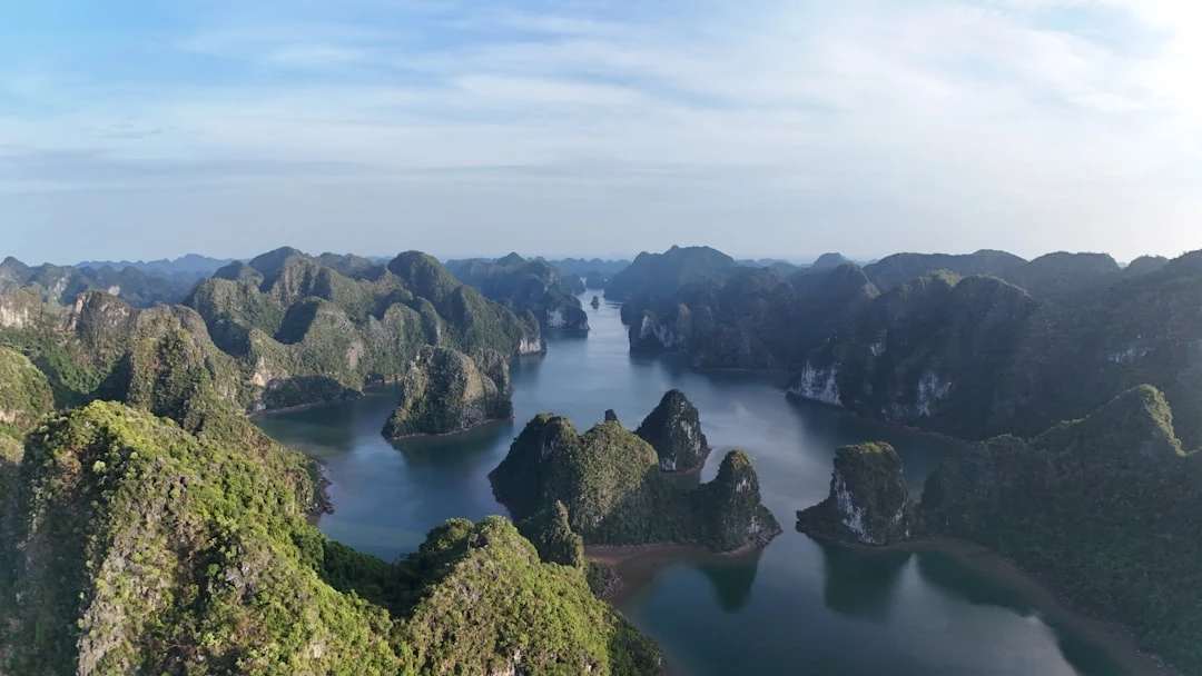 Khám phá Vịnh Hạ Long bằng du thuyền
