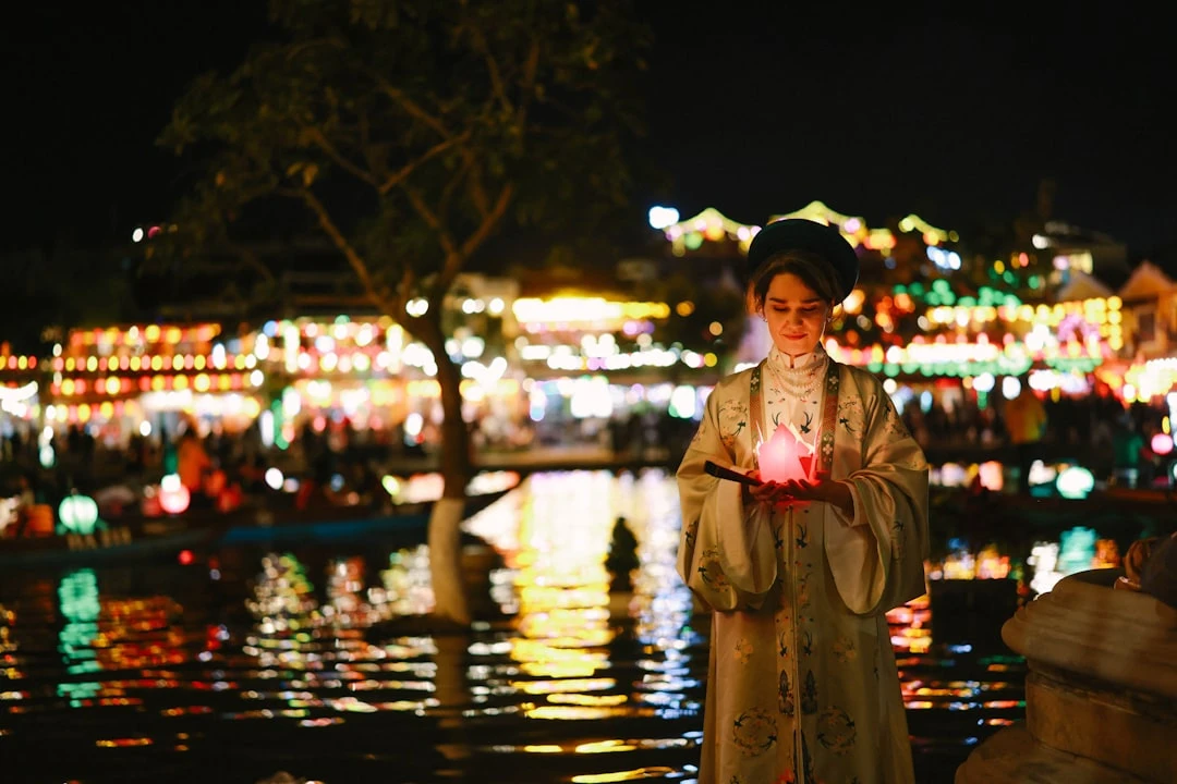Phố cổ Hội An lung linh dưới ánh đèn lồng.