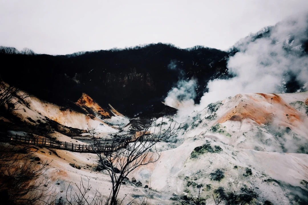 Suối nước nóng onsen ở Hokkaido với tuyết rơi, trải nghiệm du lịch độc đáo