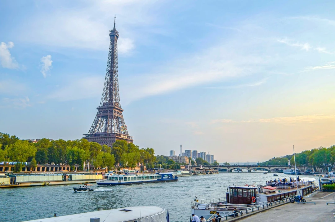 Tháp Eiffel Paris địa điểm du lịch Pháp buổi chiều