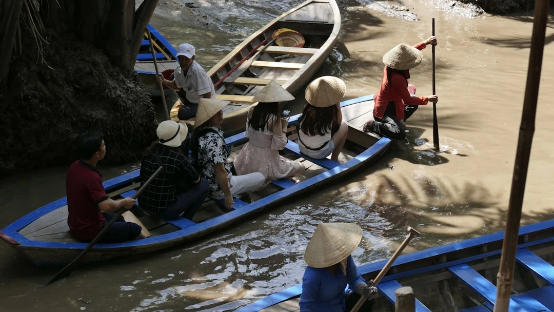 Thuyền gỗ di chuyển trên kênh rạch ở miền Tây