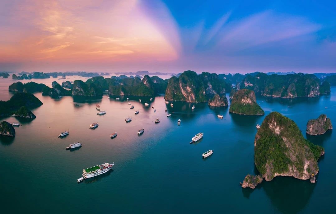 Vịnh Hạ Long UNESCO miền bắc Việt Nam với tour du thuyền trad khám phá hang động
