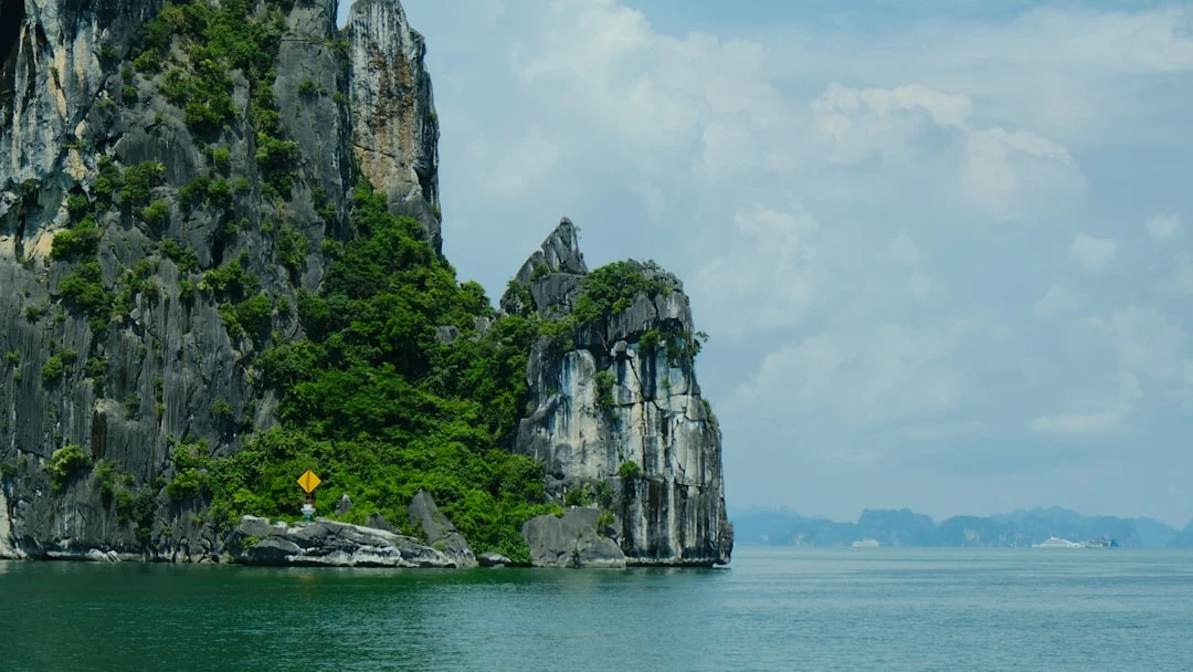 Vịnh Hạ Long với những vách đá vôi hùng vĩ, điểm du lịch gần đây nhất từ Hà Nội