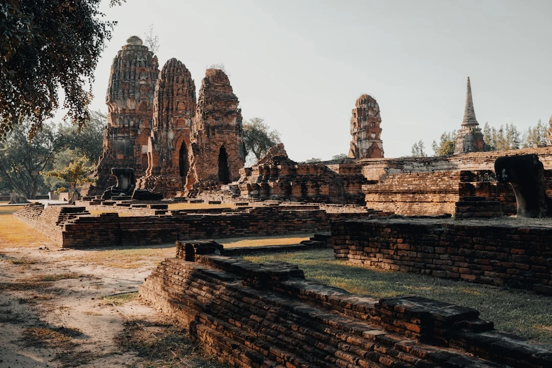 Wat Mahathat với đầu Phật nổi tiếng